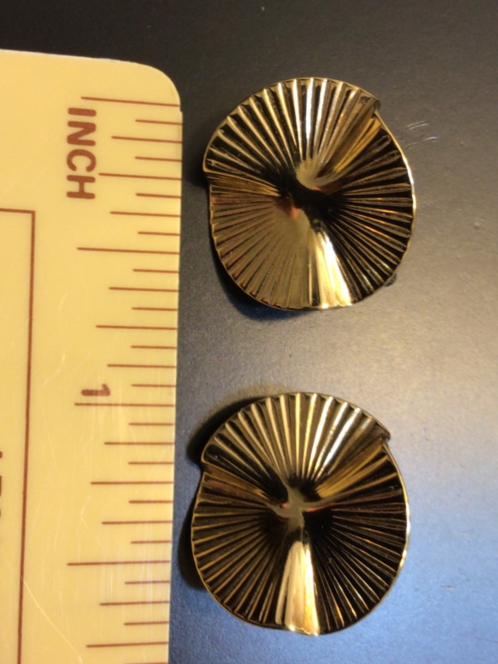 Vintage Trifari Gold Toned Wavy Circle Fan Clip On Earrings Retro Runway Style - Picture 9 of 10